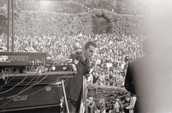 Ian Dury, writer of the song ‘Spasticus Autisticus’, playing in Hamburg. Photo: MALTE CC-BY-3.0 VIA Wikicommons