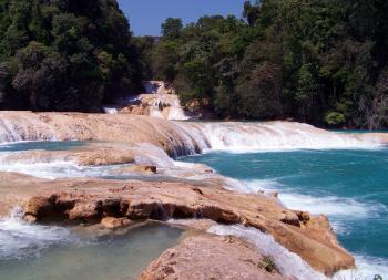 Waterfalls in Agua Azul, Chiapas, Mexico. photo: Deisy560 [CC-BY-SA-3.0] via Wikimedia Commons