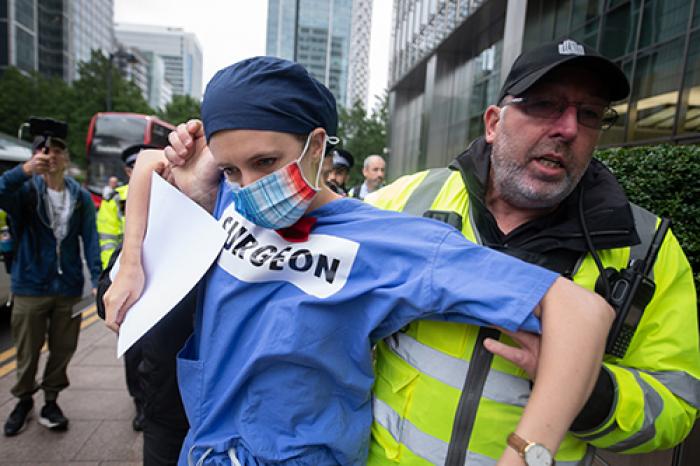 60 doctors, nurses and midwives carried out a die-in at the world’s biggest fossil fuel funder, JP Morgan, in London, on 3 September. PHOTO: GARETH MORRIS/XR