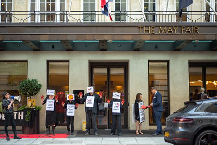 XR protest outside the ‘Africa E&P Summit and Exhibition’, which describes itself as ‘Africa’s Premier Global Oil, Gas & Energy Conference’. Sponsors included Shell, ExxonMobil and BP. May Fair Hotel, Central London, 22 September. PHOTO: HELENA SMITH/XR