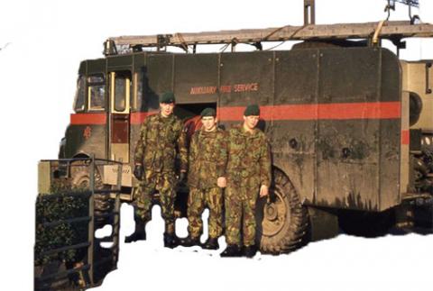 Royal Marines and an Auxiliary Fire Service Green Goddess fire engine at Coatdyke, Lanarkshire, during the 1977 – 1978 firefighters’ strike. The Auxiliary Fire Service was a civilian force, designed to send mobile fire-fighting columns to areas that had suffered a nuclear attack. PHOTO: © ELLIOTT SIMPSON VIA GEOGRAPH.ORG.UK (CC BY-SA 2.0)