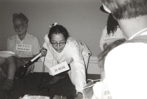 PN news editor David Polden (left) and PN production worker Emily Johns (centre) in ARROW’s trial of then foreign secretary Robin Cook and his ‘ethical foreign policy’, during an occupation of the foreign office, Whitehall, Central London. PHOTO: ARROW